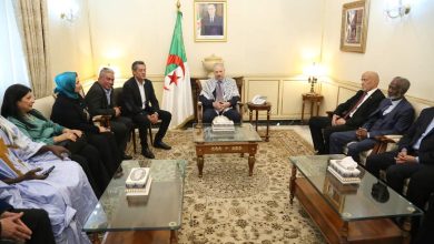 صورة المجاهد صالح قوجيل، رئيس مجلس الأمة يستقبل بمقر مجلس الأمة وفدا عن الفريق العامل في ملحمة ‘روح الجزائر’ التي تم عرضها بمناسبة الذكرى السبعين لاندلاع ثورة الفاتح من نوفمبر 1954 المجيدة..