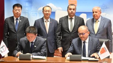 صورة وزير الدولة، وزير الطاقة والمناجم والطاقات المتجددة يشرف على مراسم توقيع عقد شراكة بين سوناطراك وسينوبك الصينية