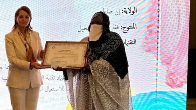 صورة عبد الفتاح عائشة ابنة ولاية عين صالح: حرفية أبدعت من خلال أناملها الذهبية و قدمت لنا أجمل القطع الفنية من بقايا النخيل   