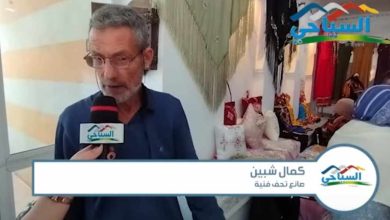 صورة الحرفي المختص في صناعة التحف الفنية كمال شبين للسياحي