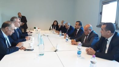 صورة وزير الدولة، وزير الطاقة والمناجم والطاقات المتجددة يتحادث مع نظيره المصري  على هامش مؤتمر ومعرض الطاقة لحوض البحر الأبيض المتوسط المنعقد بمدينة رافينا الإيطالية